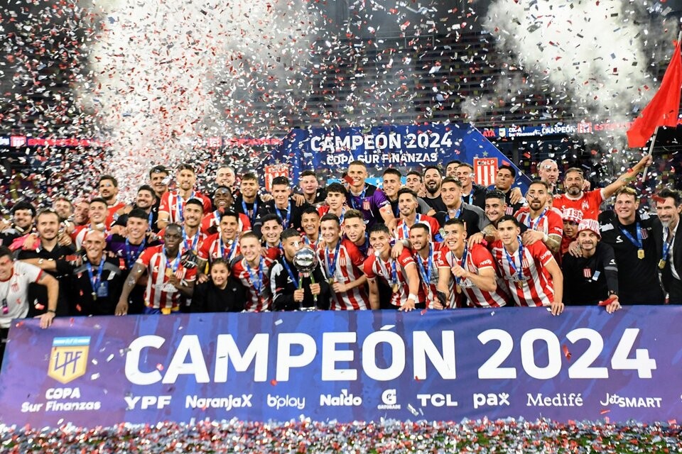 Estudiantes, campeón de la Copa Liga Profesional 2024 tras vencer a Vélez en los penales