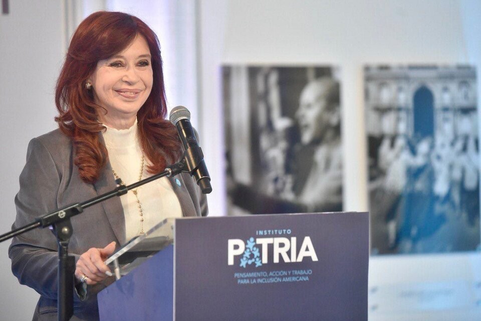 Cristina Kirchner calma la interna y arremete contra Milei y la Ley Bases en el Instituto Patria