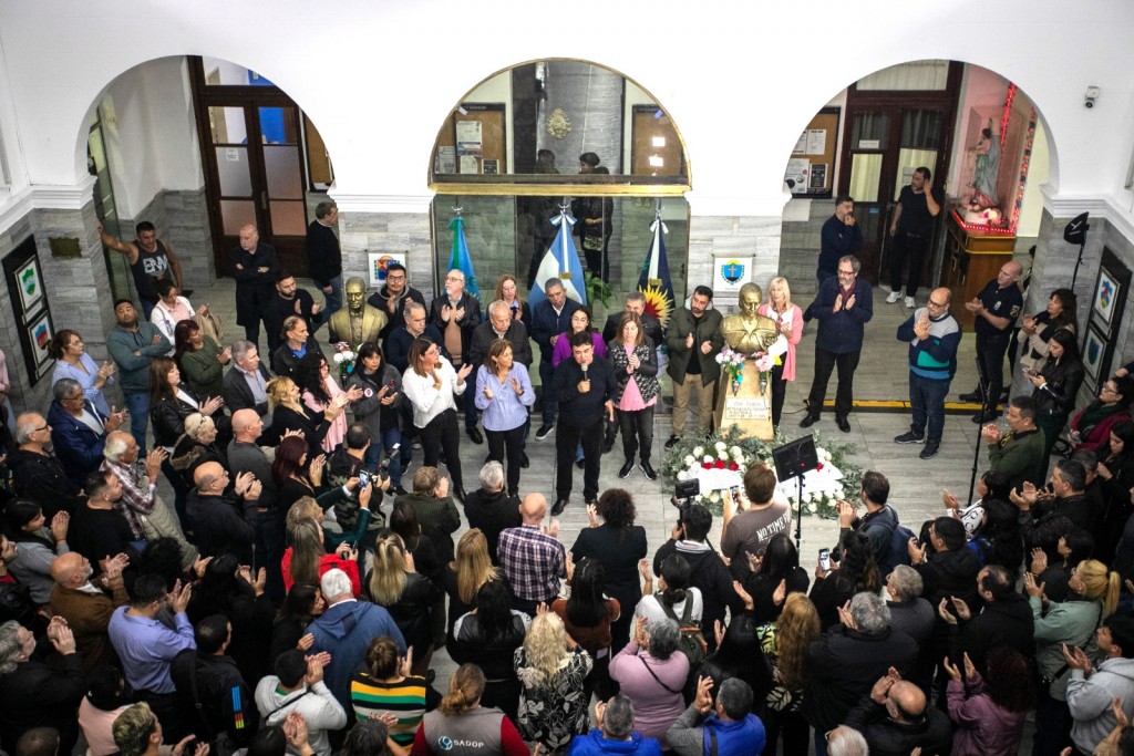 Fernando Espinoza encabezó el acto de homenaje por el 105º  aniversario del nacimiento de Evita