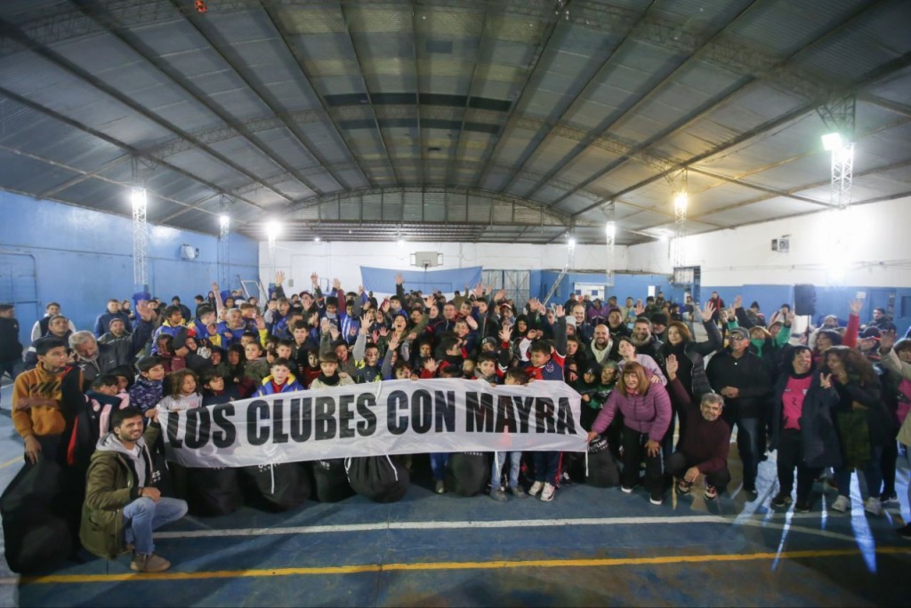 La intendenta Mayra Mendoza entregó kits deportivos a clubes de la Superliga de Fútbol Infantil de Solano