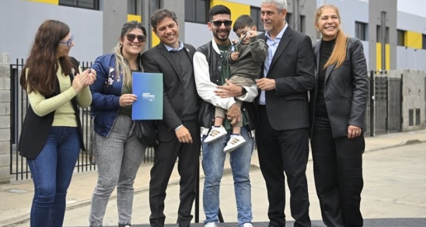 Kicillof y Ferraresi entregan 18 viviendas en Avellaneda