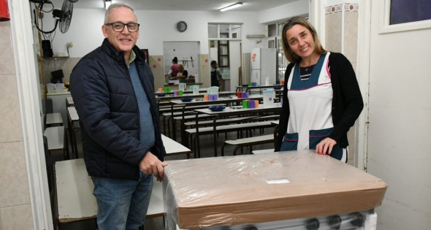 Morón fortalece la educación: Entrega de equipamiento a 40 escuelas públicas