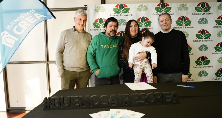 Fernando Gray entrega créditos del programa Buenos Aires CREA en Esteban Echeverría