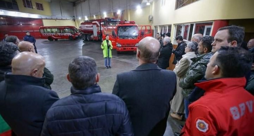 Mayra Mendoza presentó una nueva unidad para los Bomberos Voluntarios de Bernal