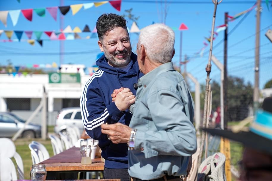 Gustavo Menéndez celebró junto a jubilados de Merlo y entregó un lote para su nuevo centro