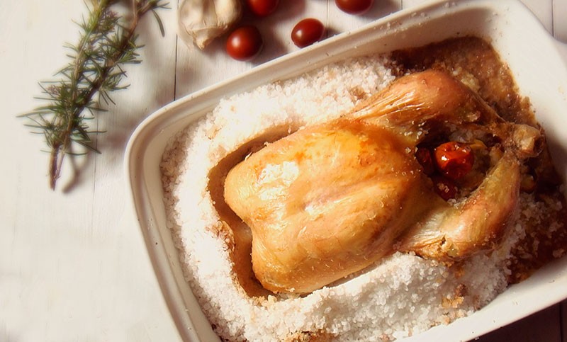 Pollo a la sal: cocción ancestral con sabor gourmet