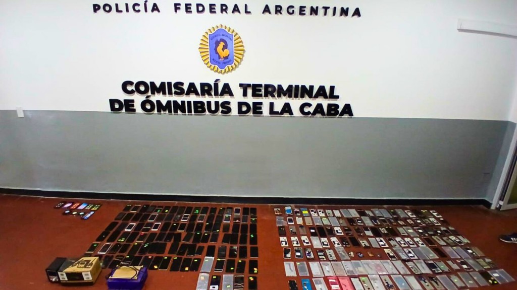 La PFA desarticuló una banda dedicada a desbloquear y revender celulares robados en el Barrio 31