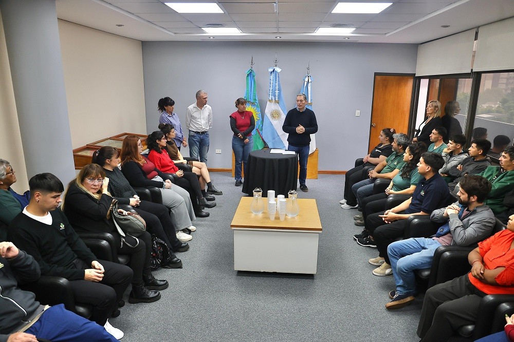 Fernando Gray firmó el pase a planta permanente de 30 trabajadores municipales