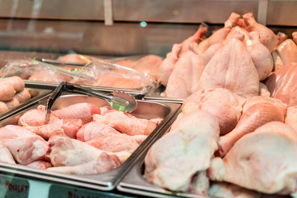Tras la devaluación, el precio del pollo se disparó 10,7% en abril y superó al de la carne vacuna y el cerdo