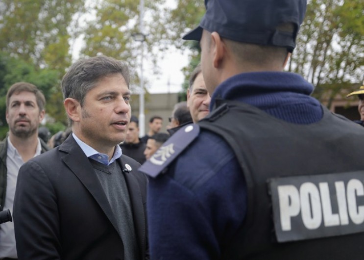 Kicillof entregó nuevos patrulleros en Mercedes y recorrió obras junto al intendente Ustarroz