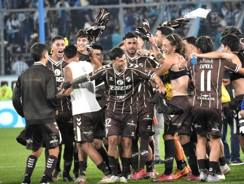 Platense sorprendió a Racing en Avellaneda y se metió en los cuartos de final