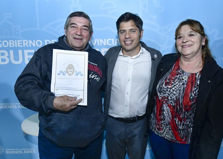 Kicillof entregó escrituras en Coronel Dorrego y criticó el abandono del Gobierno nacional