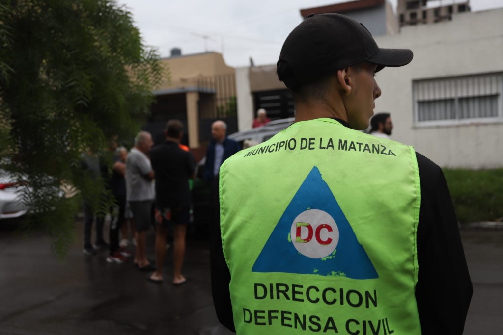 Defensa Civil y el comité de crisis de La Matanza continúa trabajando con un importante despliegue frente al fuerte temporal