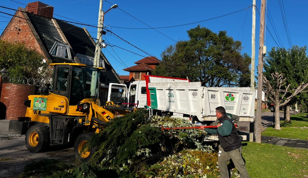 Tras la tormenta, Esteban Echeverría avanza con la limpieza y asistencia en los barrios