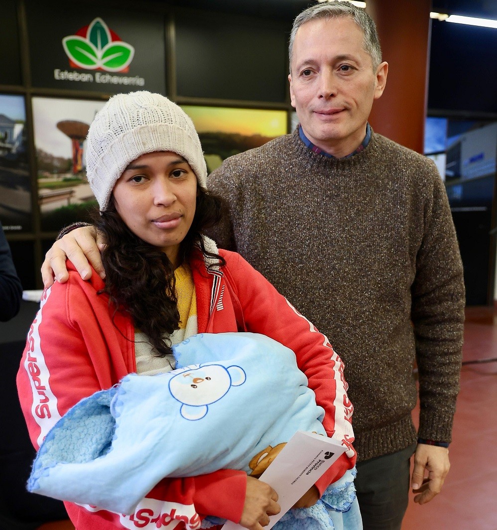Fernando Gray entregó tarjetas del Plan Más Vida a familias de Esteban Echeverría