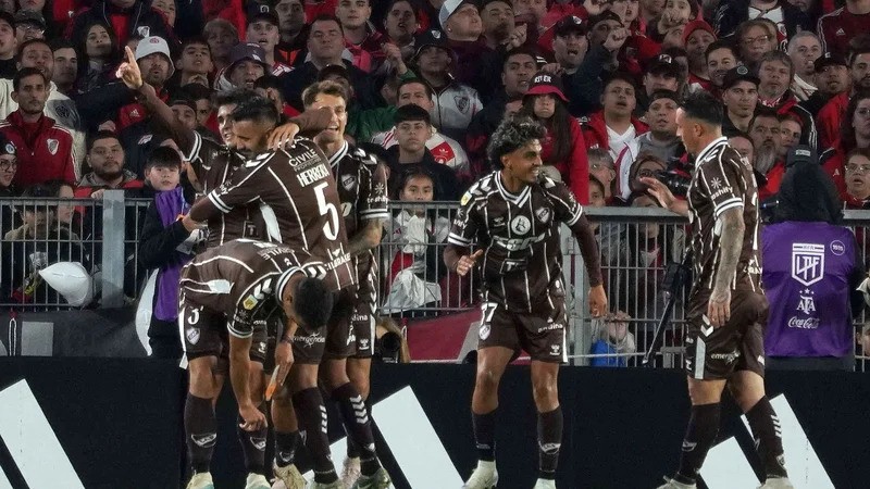 Platense eliminó a River por penales y se metió en semifinales del Torneo Apertura