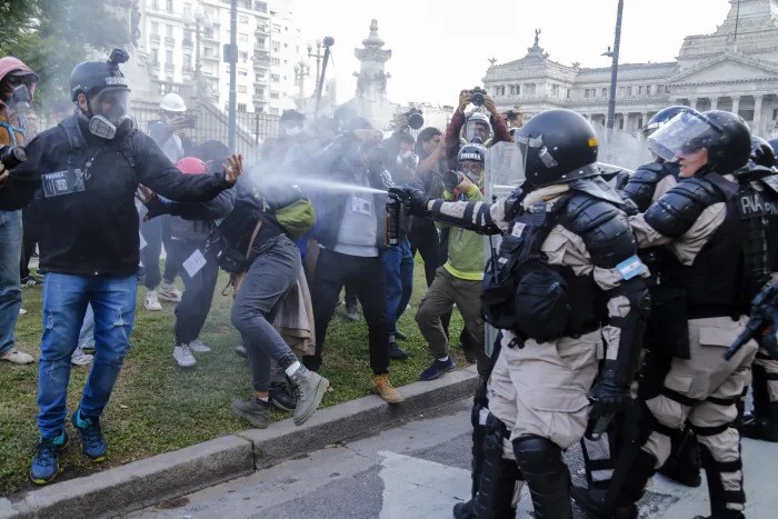 Represión frente al Congreso: más de 80 heridos tras otro operativo contra jubilados