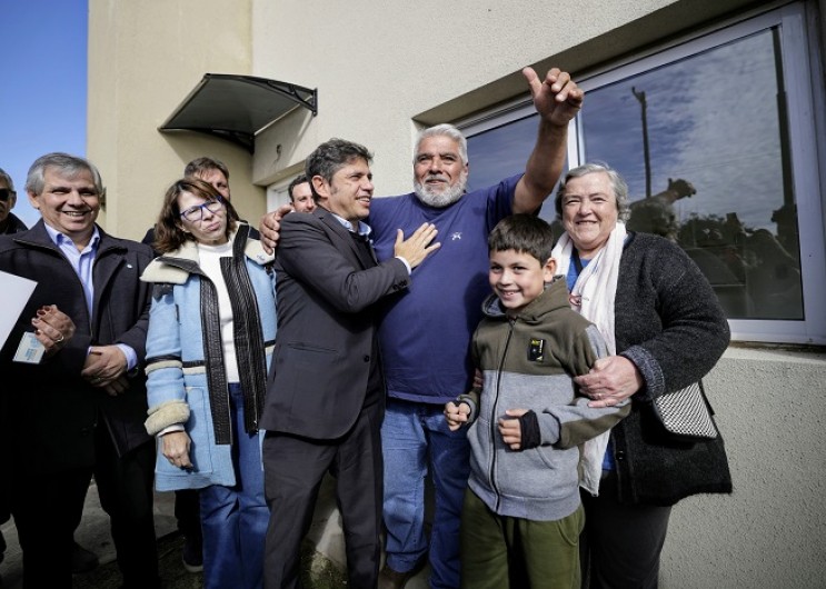 “Esto es un Estado presente”: Kicillof entregó viviendas y escrituras en Chivilcoy y lanzó críticas al Gobierno nacional