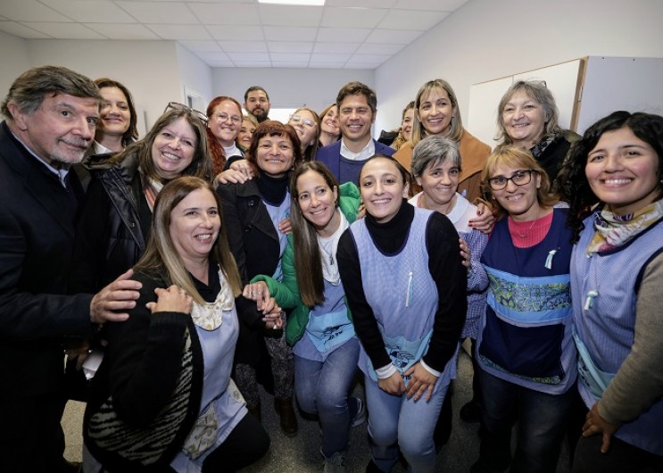 “No van a poder destruir este jardín”: Kicillof inauguró obras educativas y recorrió una nueva planta industrial en Azul