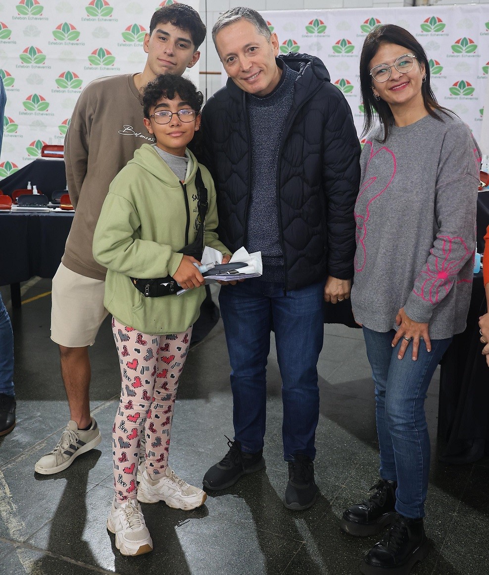 Fernando Gray entregó más de 870 anteojos gratuitos a estudiantes de Monte Grande