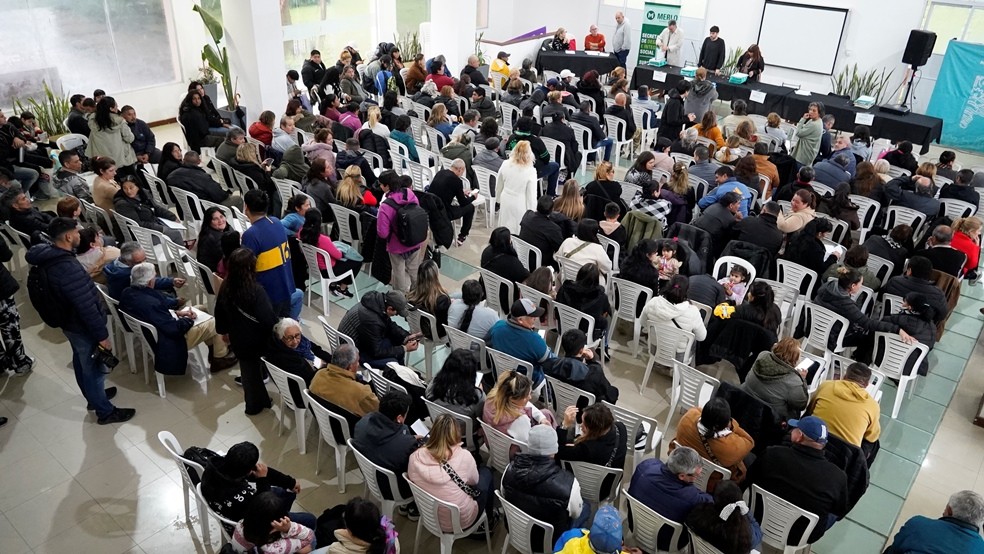 Más familias de Merlo acceden a la escritura de sus viviendas