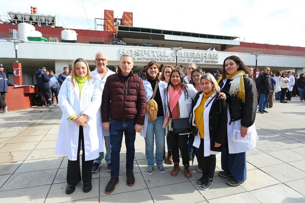 Gray respaldó a residentes del Garrahan y advirtió: “El Gobierno nacional está desfinanciando la salud pública”