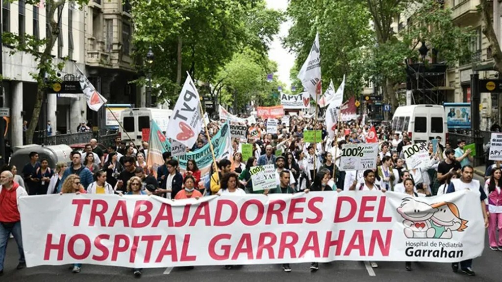 Los trabajadores del Hospital Garrahan continúan la lucha frente al ajuste y convocan a una nueva asamblea