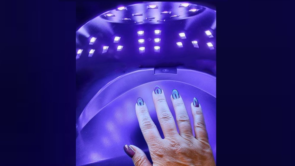 Estudian efectos de las lámparas de secado de esmalte de uñas sobre las moléculas de la piel