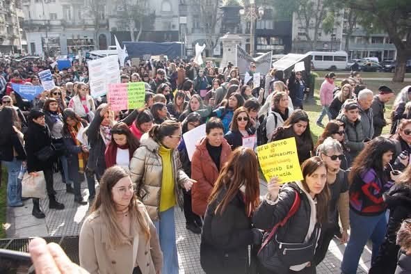 Mayra Mendoza acompañó a familias de TEA Quilmes en la marcha contra el ajuste en discapacidad