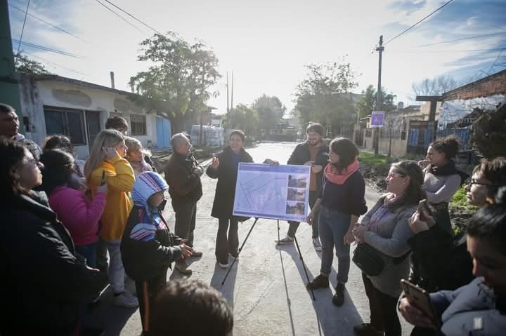 “El asfalto no se come”: Mayra recorrió obras de pavimentación y cuestionó los recortes del Gobierno nacional