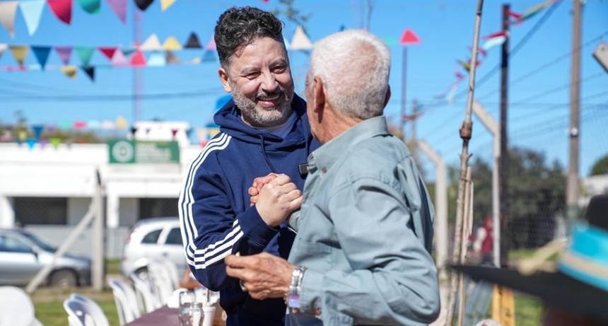 Gustavo Menéndez celebró junto a jubilados de Merlo y entregó un lote para su nuevo centro