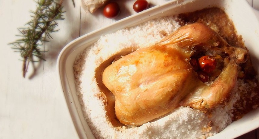Pollo a la sal: cocción ancestral con sabor gourmet