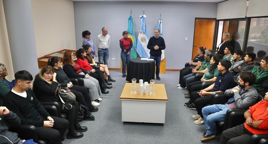 Fernando Gray firmó el pase a planta permanente de 30 trabajadores municipales