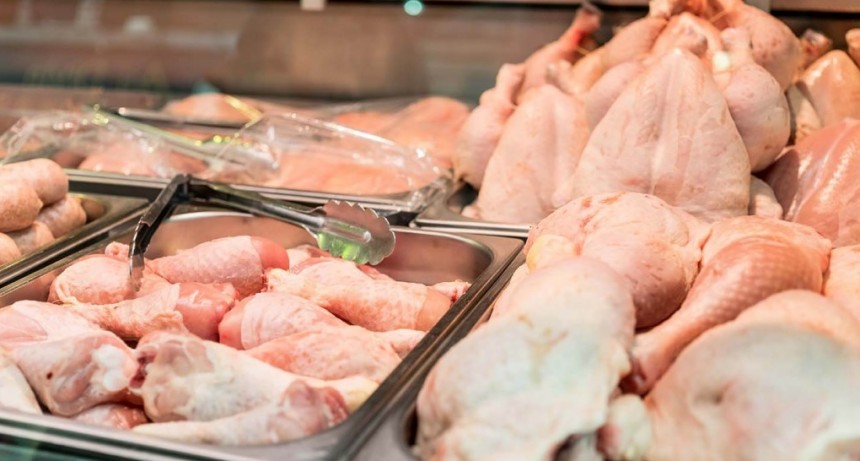 Tras la devaluación, el precio del pollo se disparó 10,7% en abril y superó al de la carne vacuna y el cerdo