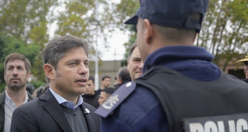 Kicillof entregó nuevos patrulleros en Mercedes y recorrió obras junto al intendente Ustarroz
