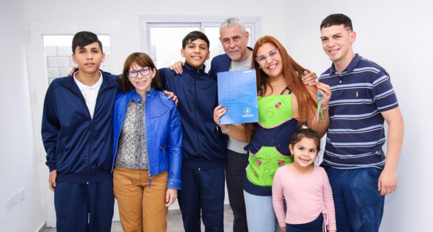 Ferraresi y Batakis entregaron viviendas en Isla Maciel y reafirmaron compromiso con la urbanización