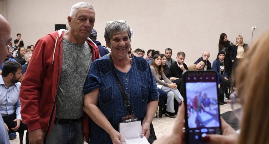 Morón: más de 200 familias firmaron las escrituras de sus viviendas