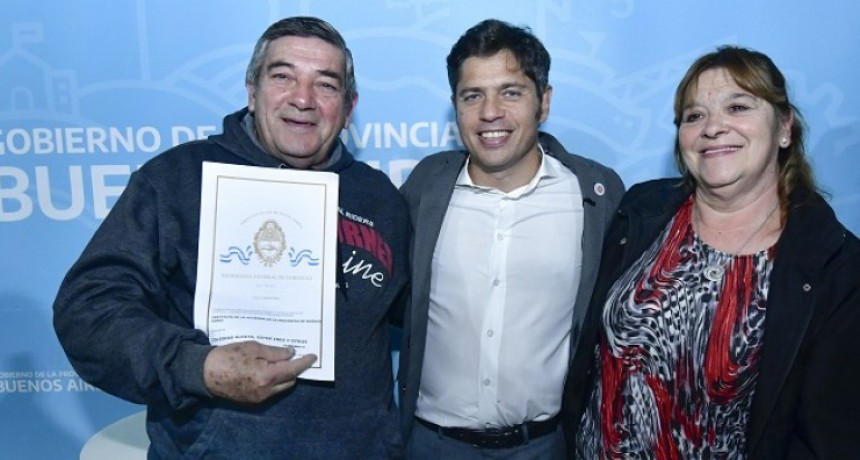 Kicillof entregó escrituras en Coronel Dorrego y criticó el abandono del Gobierno nacional