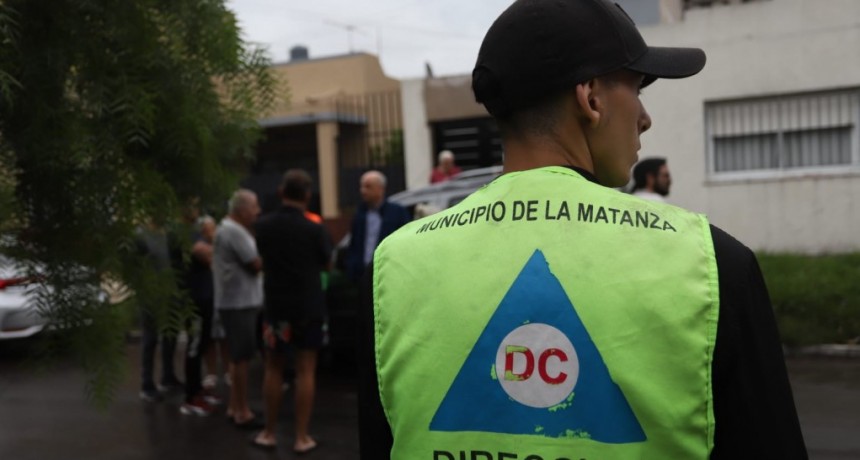 Defensa Civil y el comité de crisis de La Matanza continúa trabajando con un importante despliegue frente al fuerte temporal