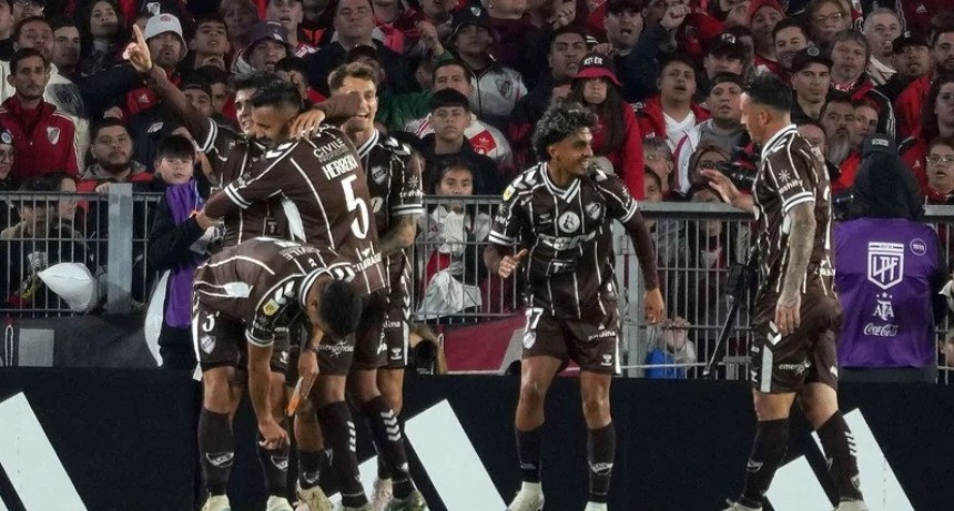 Platense eliminó a River por penales y se metió en semifinales del Torneo Apertura