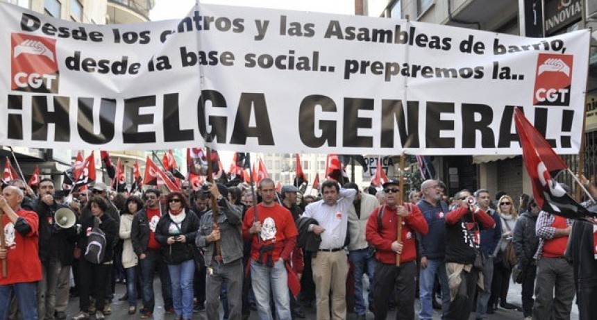 Milei prohíbe las huelgas y prepara miles de despidos en el Estado