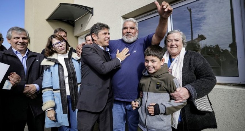“Esto es un Estado presente”: Kicillof entregó viviendas y escrituras en Chivilcoy y lanzó críticas al Gobierno nacional