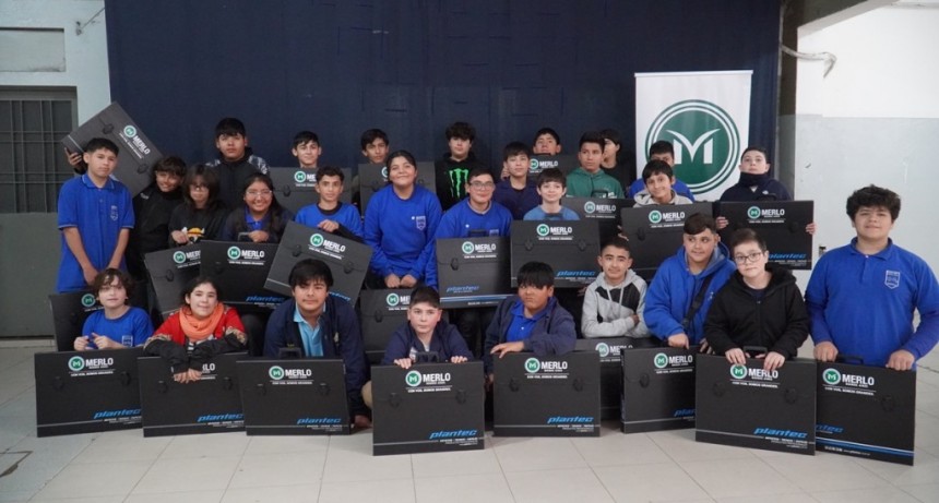 Merlo impulsa la educación técnica: entregaron más de 300 tableros a estudiantes de primer año