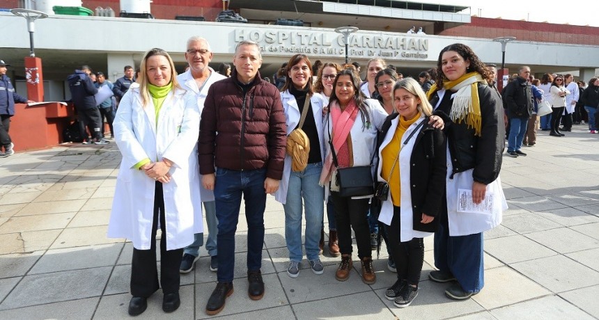 Gray respaldó a residentes del Garrahan y advirtió: “El Gobierno nacional está desfinanciando la salud pública”