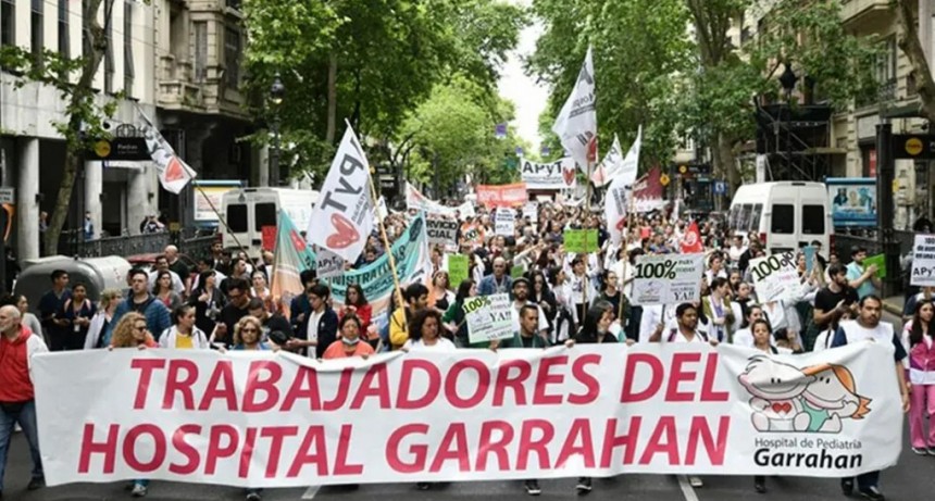 Los trabajadores del Hospital Garrahan continúan la lucha frente al ajuste y convocan a una nueva asamblea