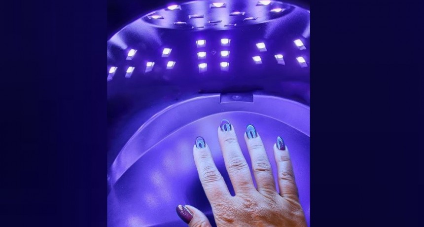 Estudian efectos de las lámparas de secado de esmalte de uñas sobre las moléculas de la piel