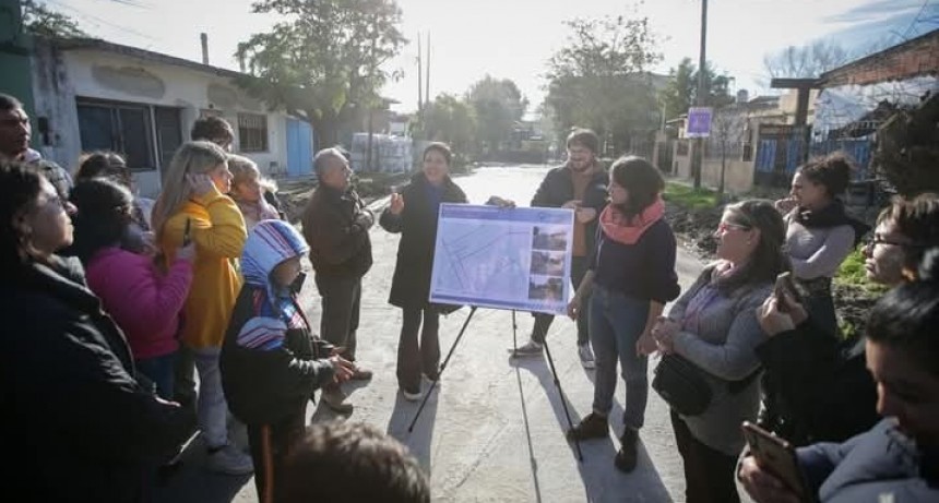“El asfalto no se come”: Mayra recorrió obras de pavimentación y cuestionó los recortes del Gobierno nacional