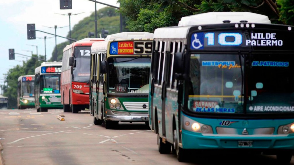 Golpe al bolsillo: aumentan colectivos, subte y peajes en mayo y viajar ser&aacute; a&uacute;n m&aacute;s caro