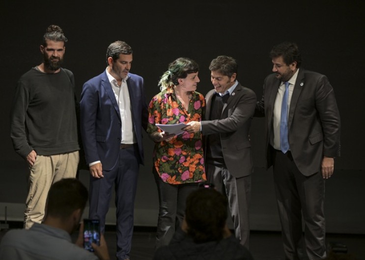 Kicillof entreg&oacute; casi 300 escrituras en Dolores y reforz&oacute; la asistencia sanitaria con una nueva ambulancia