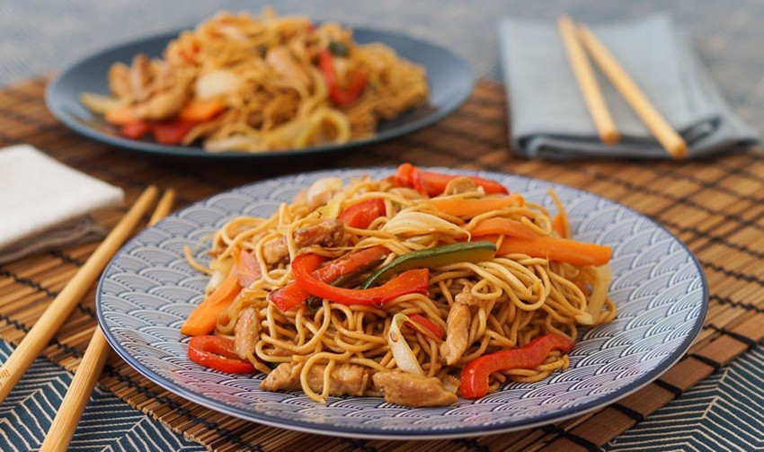 Chow mein de pollo: el salteado asi&aacute;tico que explota de sabor en minutos
